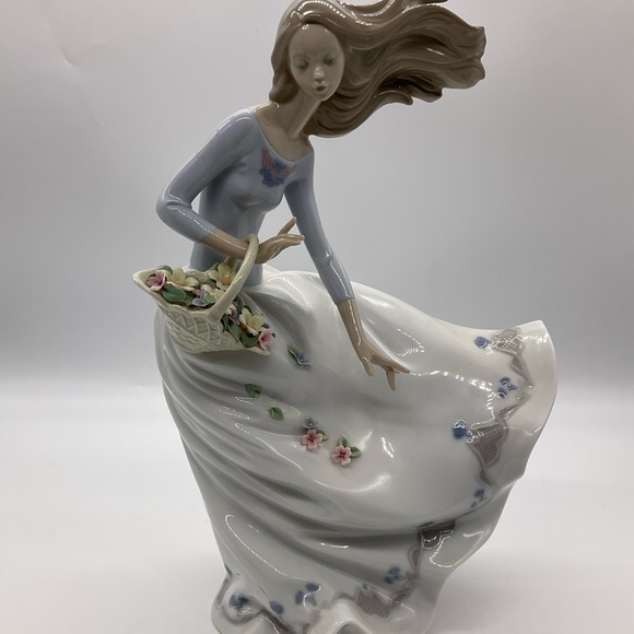 LLADRÓ PETALS IN THE WIND PORCELAIN FIGURINE - Picture 1 of 10